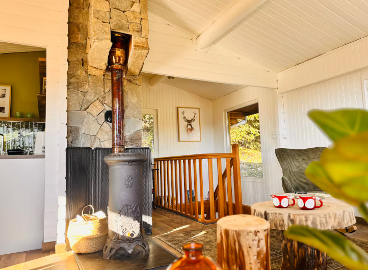 Poêle à bois et escalier en bois dans un chalet vosgien